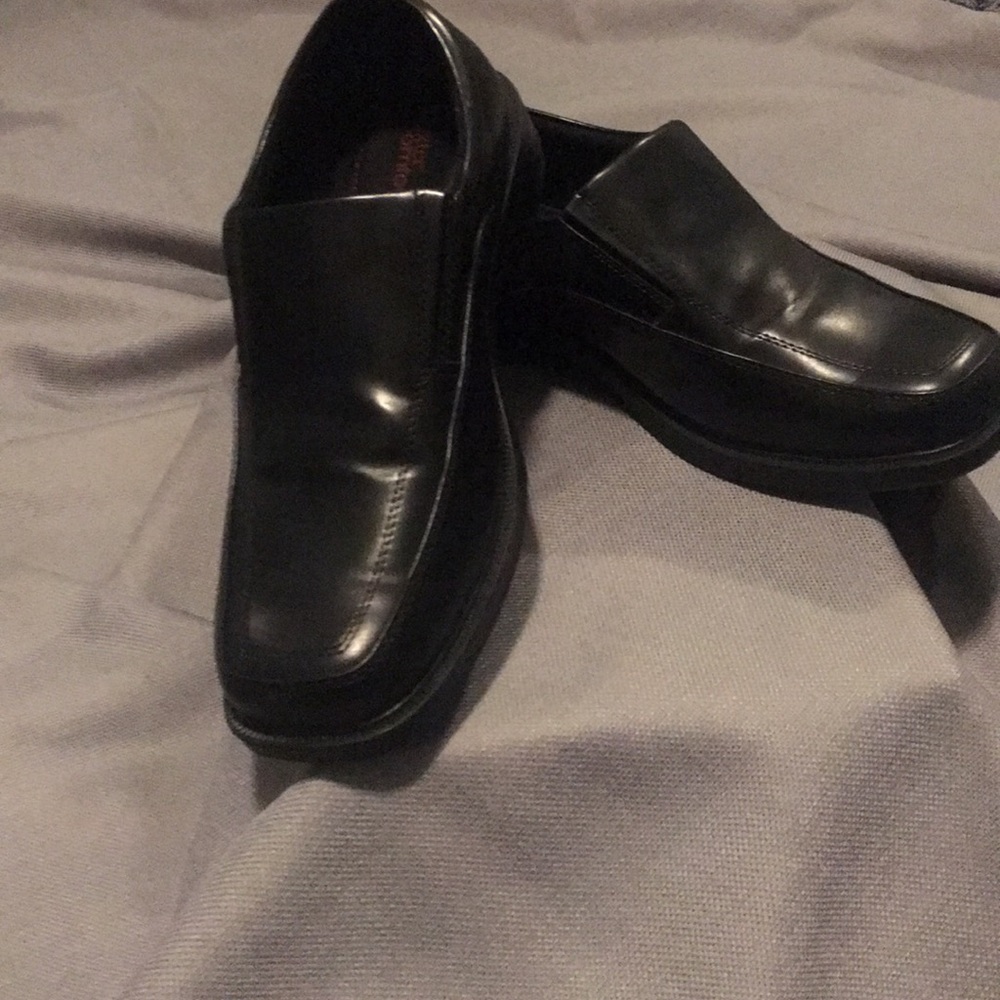 Boys 9 1/2 wide black loafers 👞